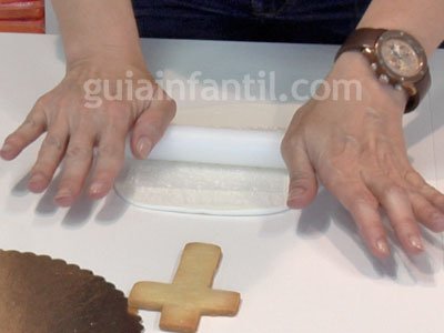 Galletas fondant con forma de cruz para Primera Comunión. Paso 2 Galletas fondant con forma de cruz para Primera Comunión. Paso 2