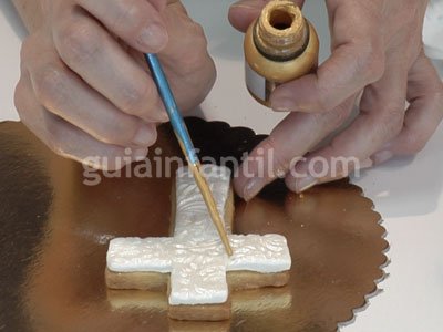 Galletas fondant con forma de cruz para Primera Comunión. Paso 5 Galletas fondant con forma de cruz para Primera Comunión. Paso 5