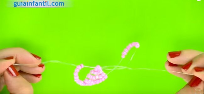 Cómo hacer una flor con abalorios. Paso 4 Cómo hacer una flor con abalorios. Paso 4