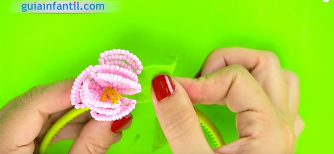 Cómo hacer una flor con abalorios. Paso 6 Cómo hacer una flor con abalorios. Paso 6