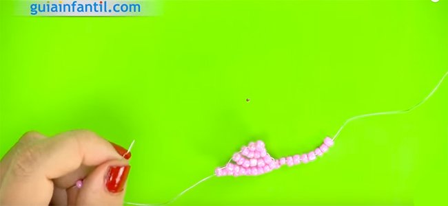 Cómo hacer una flor con abalorios. Paso 3 Cómo hacer una flor con abalorios. Paso 3