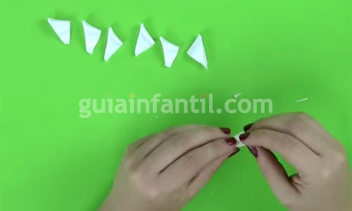 Cómo hacer una diadema con flores. Paso 3