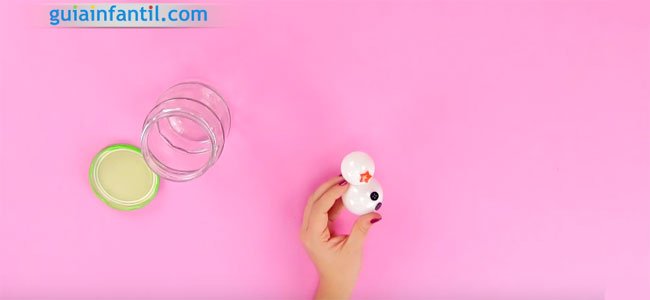 Poner los botones en el muñeco de nieve Muñeco dos