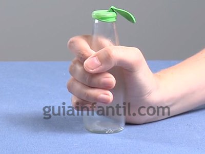 Inflar un globo con una botella fría. Paso 3. Inflar un globo con una botella fría. Paso 3.