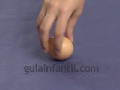 Diferenciar un huevo crudo de uno cocido. Paso 4