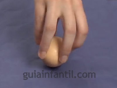Diferenciar un huevo crudo de uno cocido. Paso 3