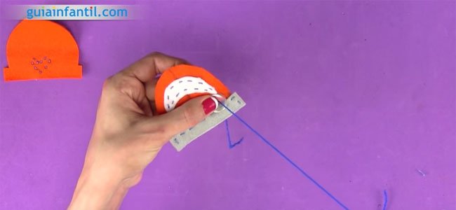 Llavero de fieltro con forma de coche. Paso 4