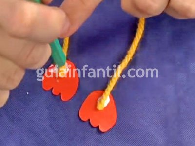 Manualidad de gallina. Paso 4