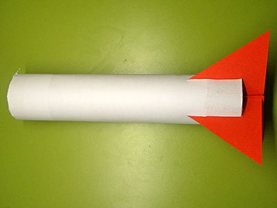 Cohete con tubo de cocina Manualidades de niños