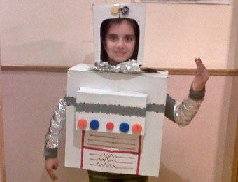 Disfraz de robot con cajas de cartón