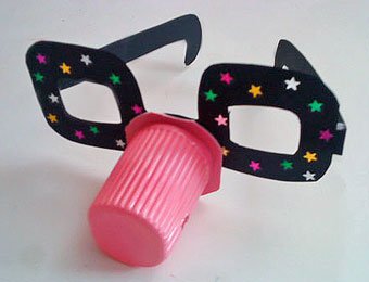 Gafas de payaso con vaso de yogur