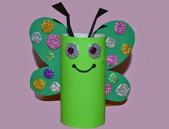 Mariposa multicolor con rollo de papel higiénico