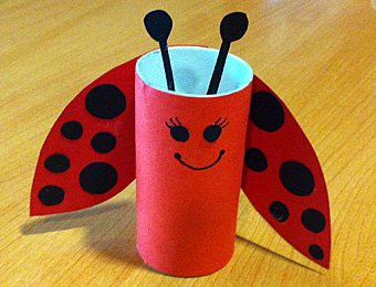 Mariquita con rollo de papel higiénico