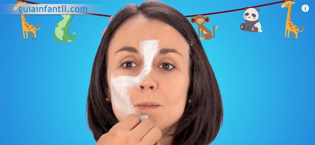 Maquillaje de oso panda. Paso 1