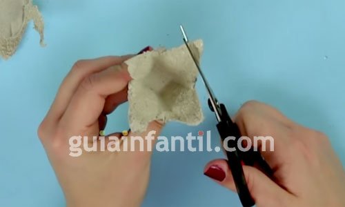 Marco de flores hechas con cajas de huevos Marco de flores hechas con cajas de huevos