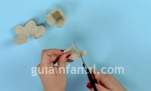 Marco de flores hechas con cajas de huevos. Paso 3 Marco de flores hechas con cajas de huevos. Paso 3