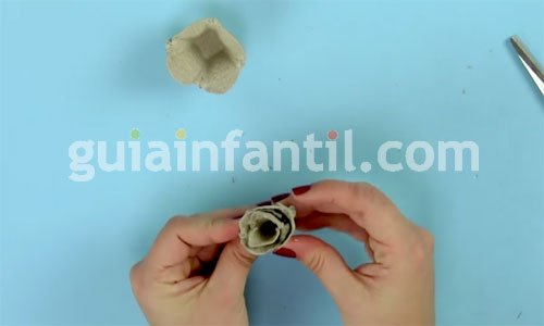 Marco de flores hechas con cajas de huevos. Paso 4 Marco de flores hechas con cajas de huevos. Paso 4