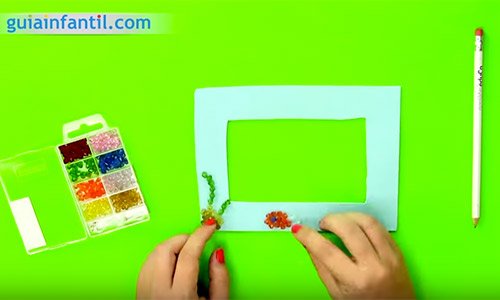 Marco de goma eva y abalorios. Paso 3