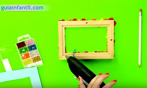 Marco de goma eva y abalorios. Paso 5