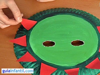 Máscara de dinosaurio con plato de papel. Manualidades de Carnaval Máscara de dinosaurio con plato de papel. Manualidades de Carnaval