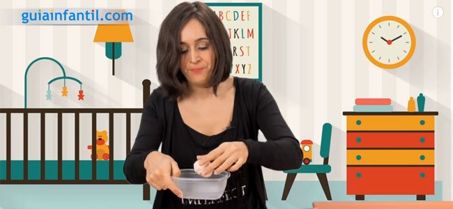 Haz pasta de sal casera Meter la bola en un tupper