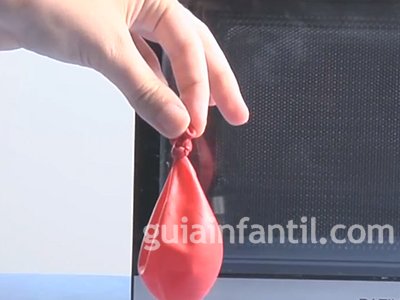 Inflar un globo en un microondas. Paso 2. Inflar un globo en un microondas. Paso 2.