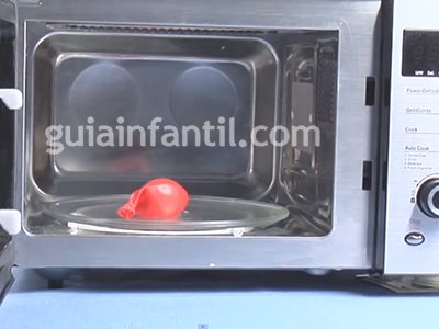Inflar un globo en un microondas. Paso 3. Inflar un globo en un microondas. Paso 3.