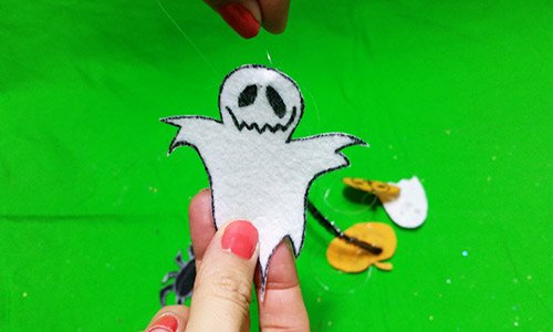 Cuelga los fantasmas en un palito