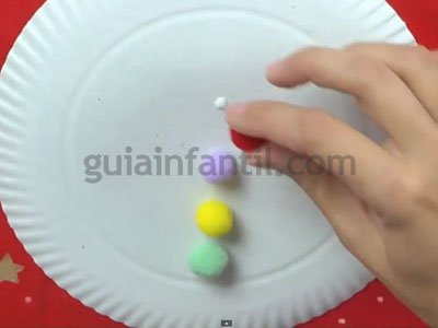 Muñeco de nieve con platos de cartón. Paso 2