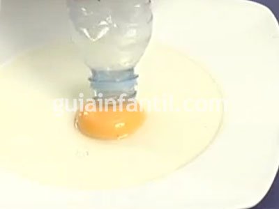 Cómo separar la yema. Paso 2 Cómo separar la yema. Paso 2