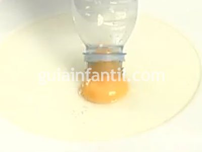 Cómo separar la yema. Paso 3 Cómo separar la yema. Paso 3