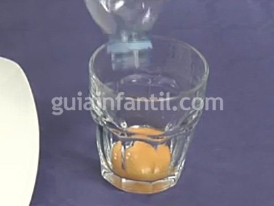 Cómo separar la yema. Paso 4 Cómo separar la yema. Paso 4