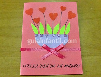 Postal con tiesto de corazones para niños