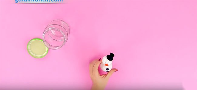 Poner el sombrero al muñeco de nieve Muñeco de nieve