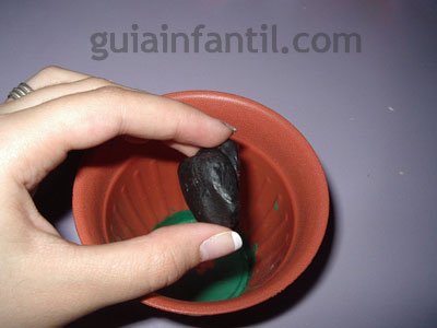 Manualidad de margaritas con vasos de plástico. Paso 2. Manualidad de margaritas con vasos de plástico. Paso 2.