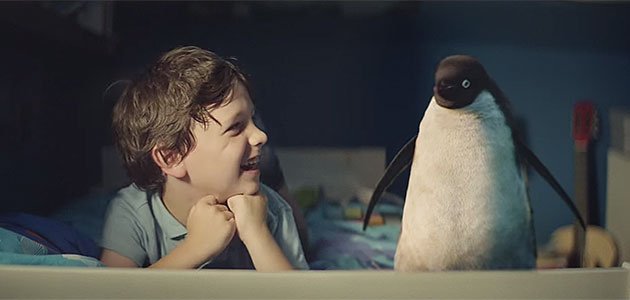 El vídeo de un niño y un pingüino en Navidad Niño con pinguino