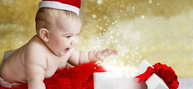Bebé con caja de Navidad