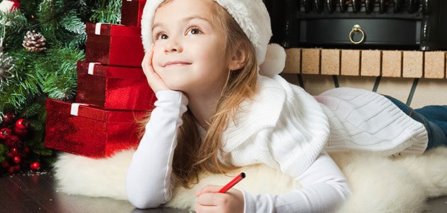 Ayuda a tus hijos a escribir la carta a Papá Noel Niña escribe carta