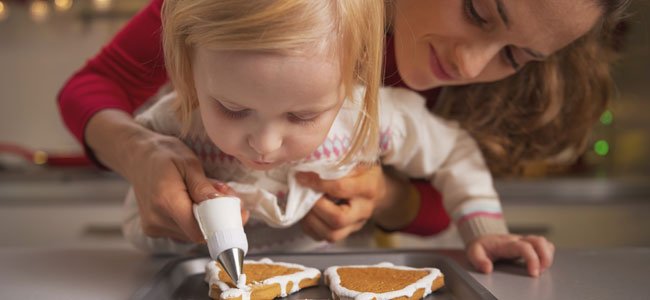 Con los niños a la cocina en Navidad Madre con niña hacen galletas