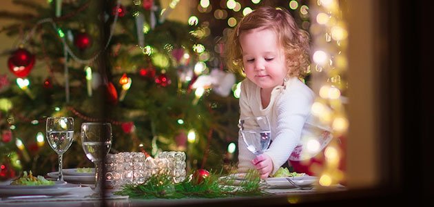 Lo que aprenden los niños en Navidad Niña pone mesa en Navidad
