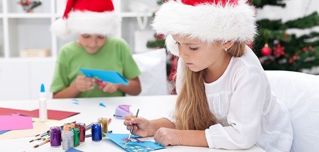 El verdadero sentido de la postal navideña Niña escribe tarjeta Navidad