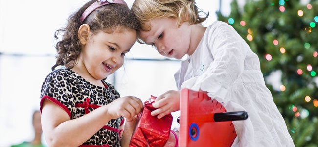 Los regalos favoritos de los niños en Navidad Niños abren regalo de Navidad