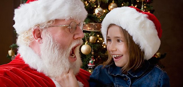 Niña tira de barba a Papá Noel