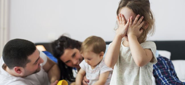 El error de tener un hijo favorito Niña celosa