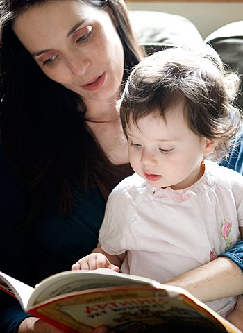 madre-leyendo-cuento-hija