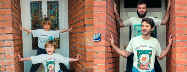 Hermanos recrean foto en la puerta de su casa
