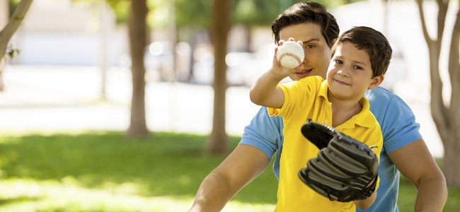 Niño juega al beisbol