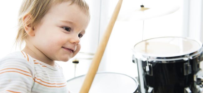 Despierta el interés de tu hijo por la música Bebé toca batería