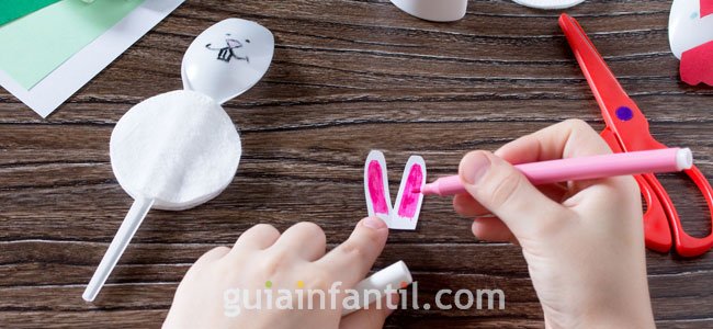 Conejo hecho de cuchara para niños. Paso 2 Conejo hecho de cuchara para niños. PAso 2