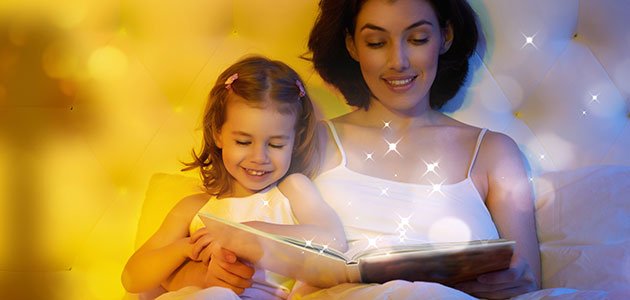 Cuentos para dormir Madre contando un cuento a su hija